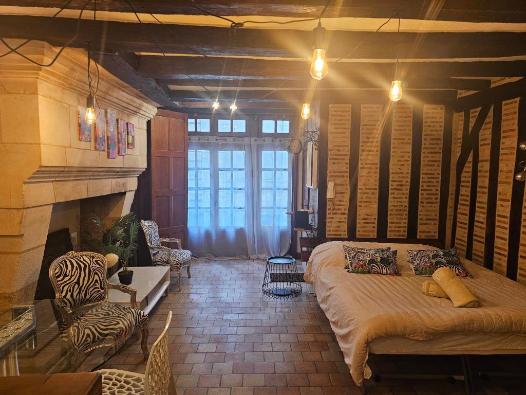 - une chambre avec un grand lit et une cheminée dans l'établissement Dolce vita - 100m des quais et de place Plumereau, à Tours
