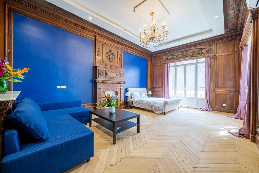 - un salon avec des murs bleus et un canapé bleu dans l'établissement 2P dans luxueuse villa, à Nice