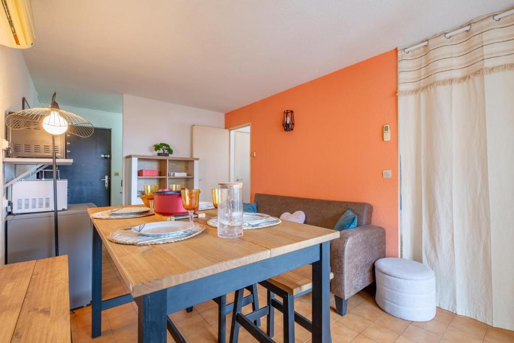 Il comprend une cuisine et une salle à manger avec une table en bois. dans l'établissement L'Auriasque - A 5 min à pied du centre-ville, à Fréjus