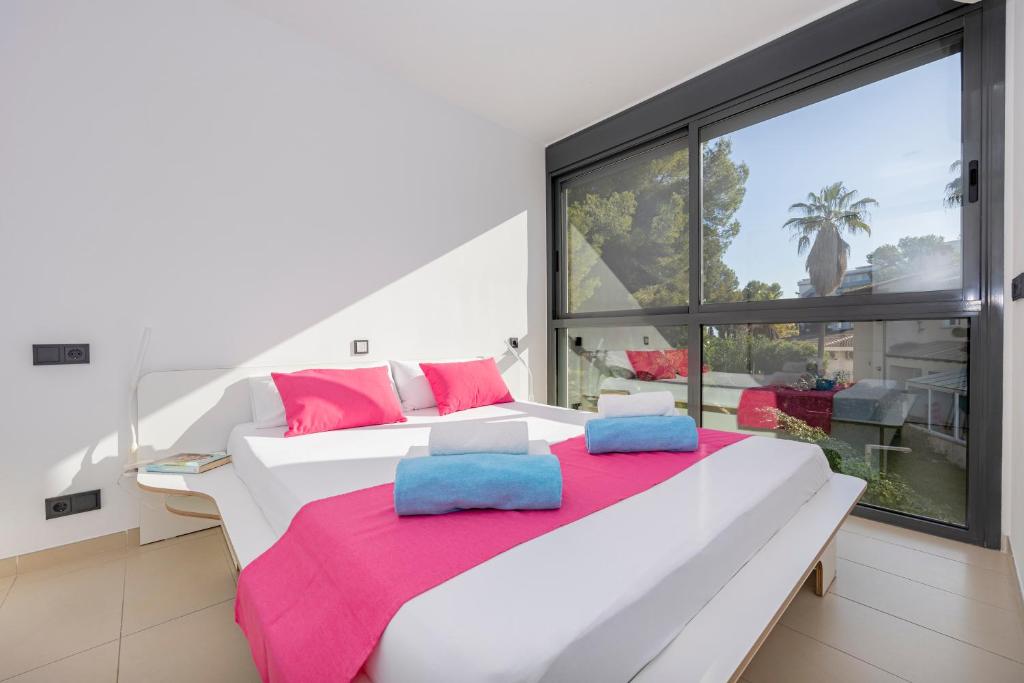 Posteľ alebo postele v izbe v ubytovaní Villa PAM Beach house Playa de Muro - 200m to beach with Hot Tub