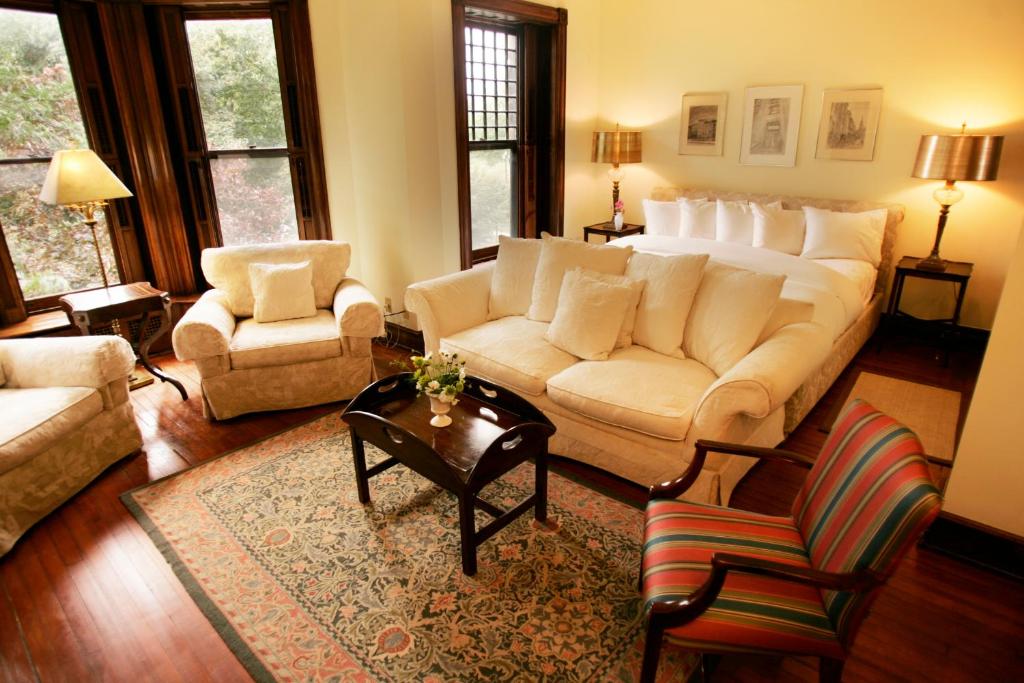 Morgan State House Inn - Deluxe King With Park View - Walk Up