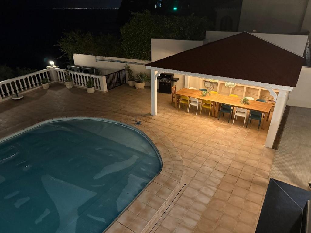 Bazén v ubytování Villa Thorodin breathtaking 14P villa 1st line sea nebo v jeho okolí