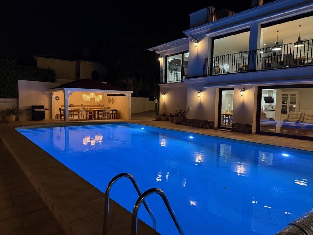 Bazén v ubytování Villa Thorodin breathtaking 14P villa 1st line sea nebo v jeho okolí
