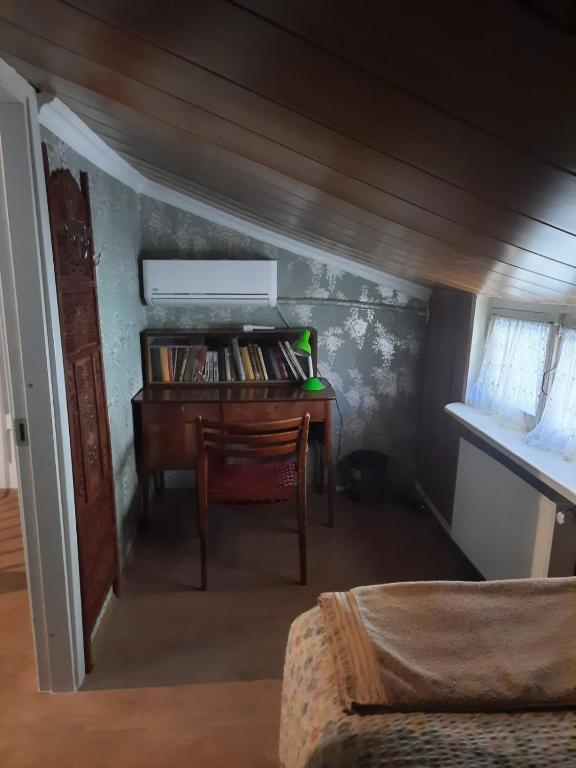 Knihovna v hostelu