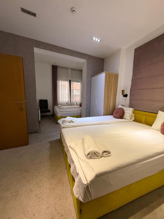 Postel nebo postele na pokoji v ubytování Deluxe Nortel Hotel