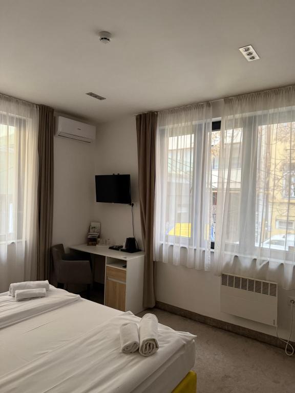 Postel nebo postele na pokoji v ubytování Deluxe Nortel Hotel