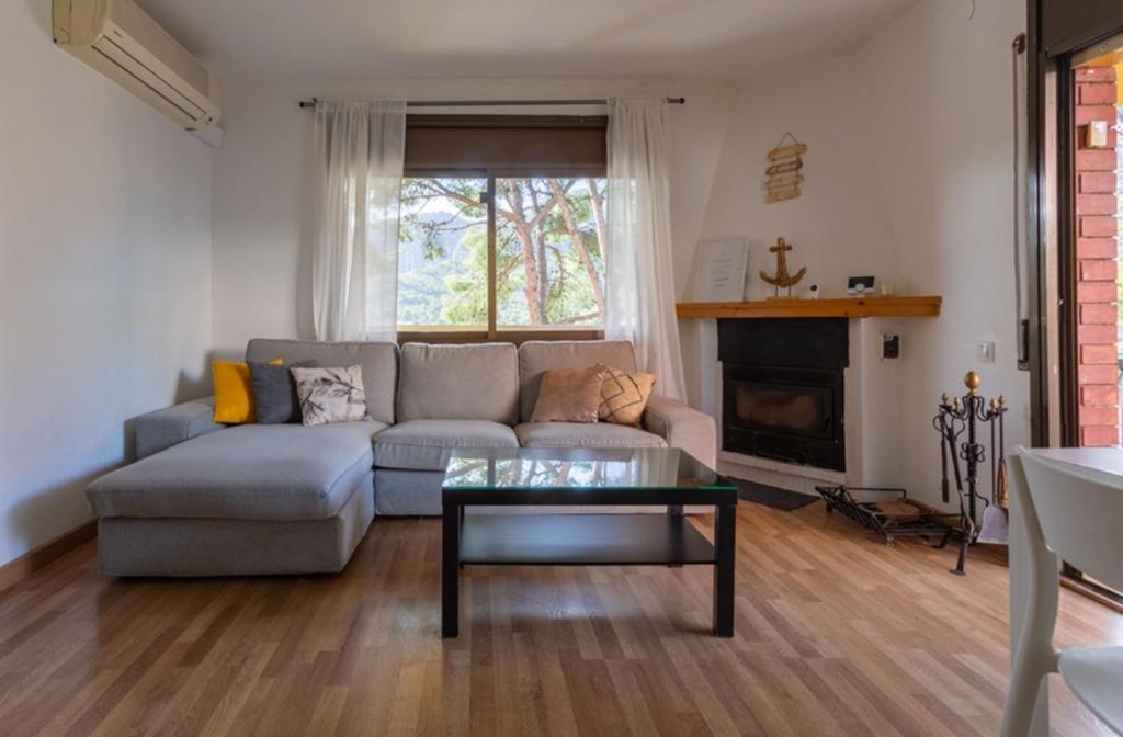 カステルデフェルスにあるApartamento en castelldefelsのソファとコーヒーテーブルのあるリビングルーム
