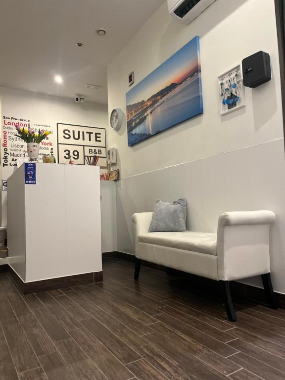 Televízia a/alebo spoločenská miestnosť v ubytovaní Suite 39 B&B