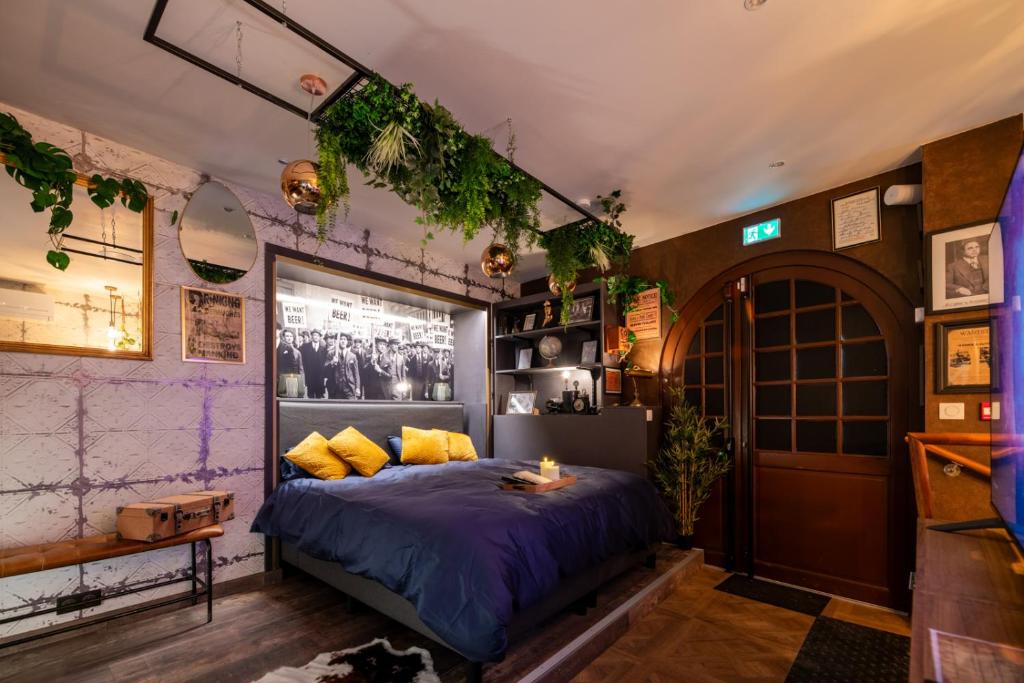 a bedroom with a bed in a room with plants at Suite Prohibition - Love & atypique room sauna & spa in Issoudun