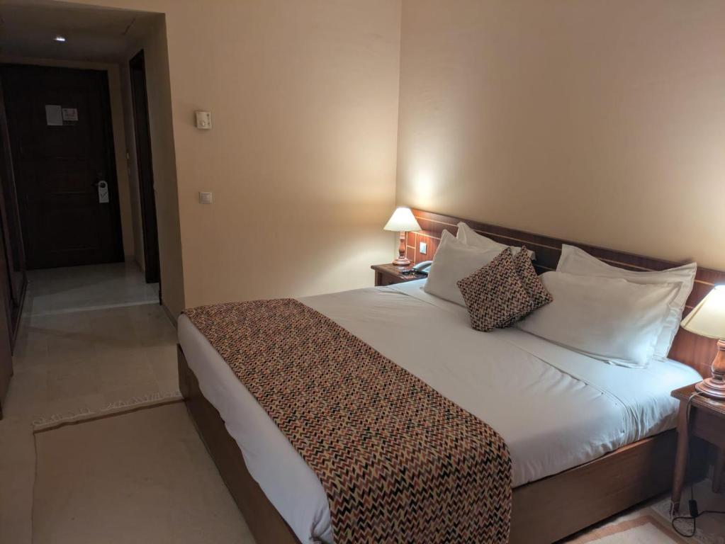 Postel nebo postele na pokoji v ubytování Hôtel LE CONSUL