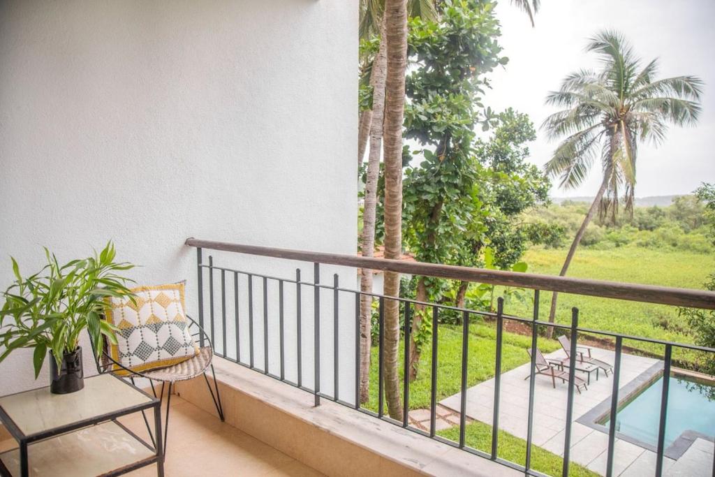Balkón nebo terasa v ubytování Frangipani 4BR with Pool & Field View