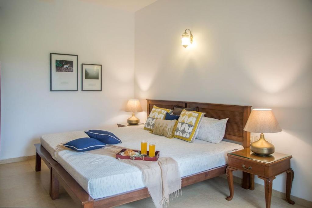 Postel nebo postele na pokoji v ubytování Frangipani 4BR with Pool & Field View