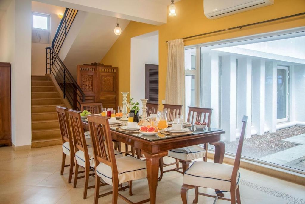 Posezení v ubytování Frangipani 4BR with Pool & Field View