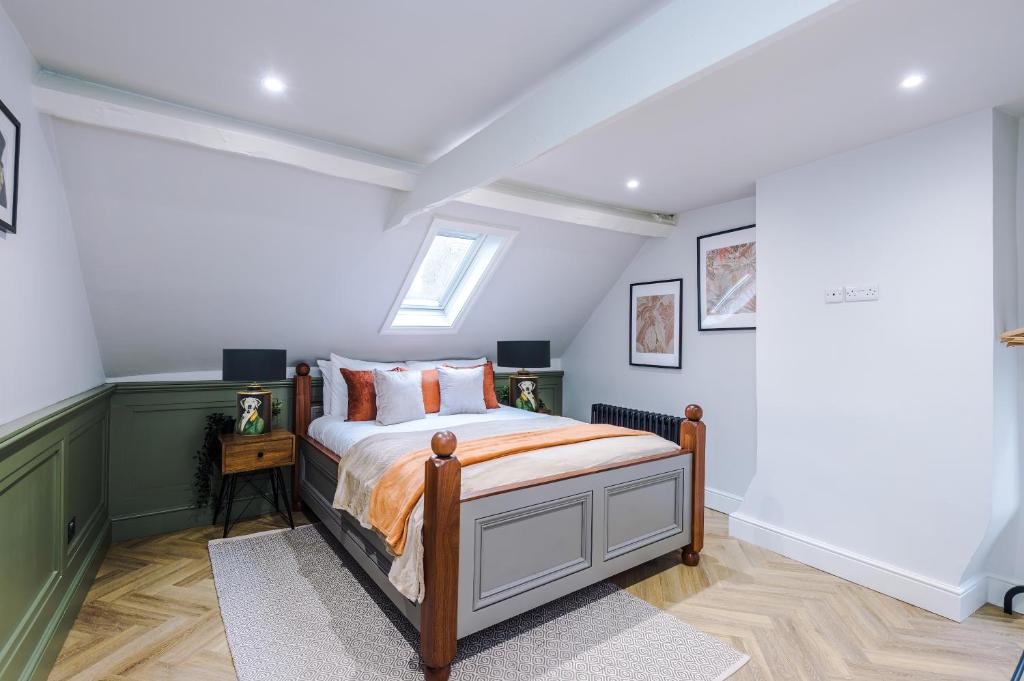 Postel nebo postele na pokoji v ubytování "The Gatsby" Stunning Central 2 Bed Abode in York