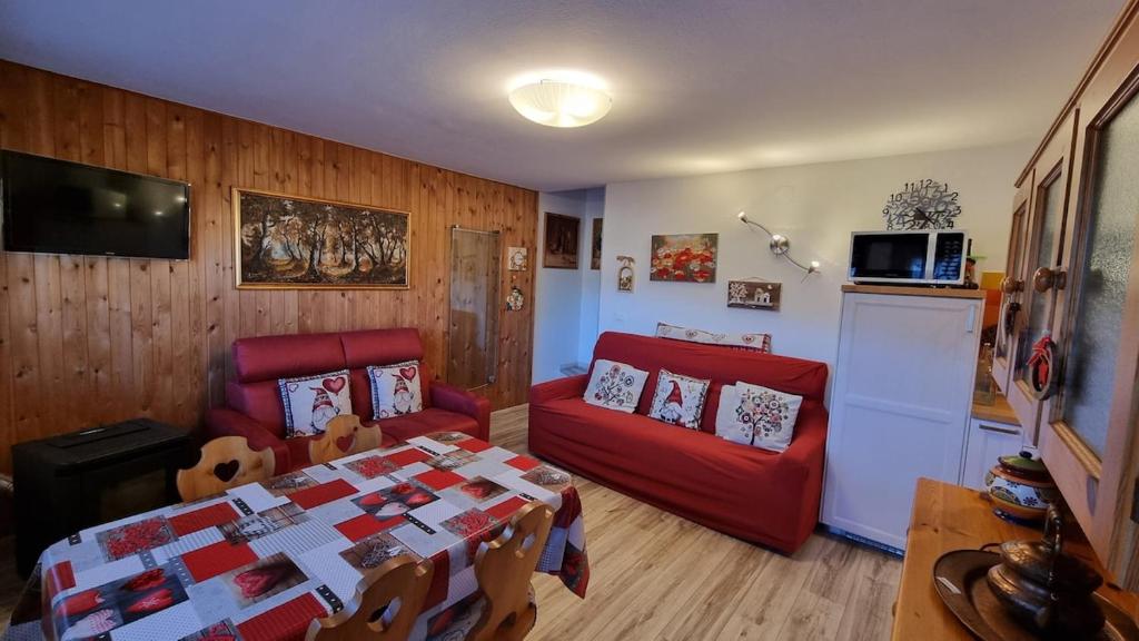 TV a/nebo společenská místnost v ubytování Il Focolare del Cermis