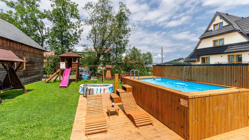 Bazén v ubytovaní Aparthotel Delta Białka alebo v jeho blízkosti