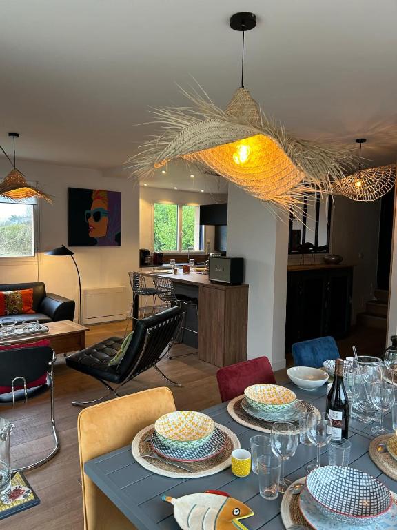 - un salon avec une table et de la vaisselle dans l'établissement Maison proche de la plage, à l'Île-Tudy