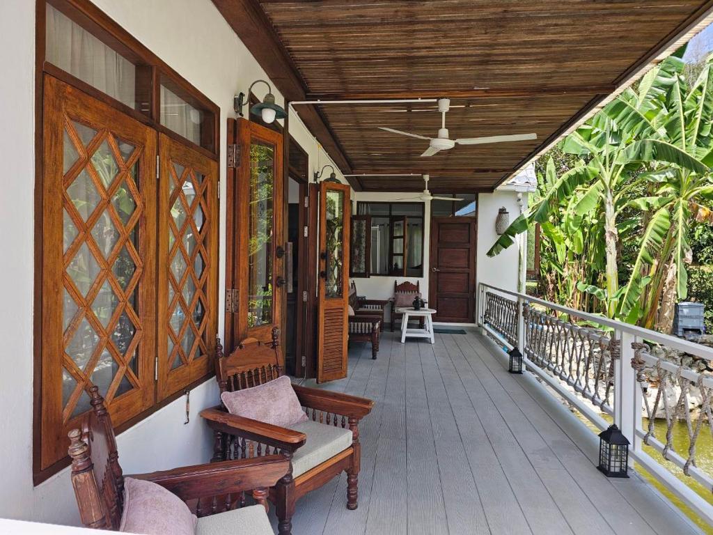 Balkón nebo terasa v ubytování Tropical Oasis Aoyon Beach House