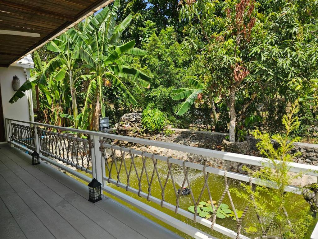 Balkón nebo terasa v ubytování Tropical Oasis Aoyon Beach House