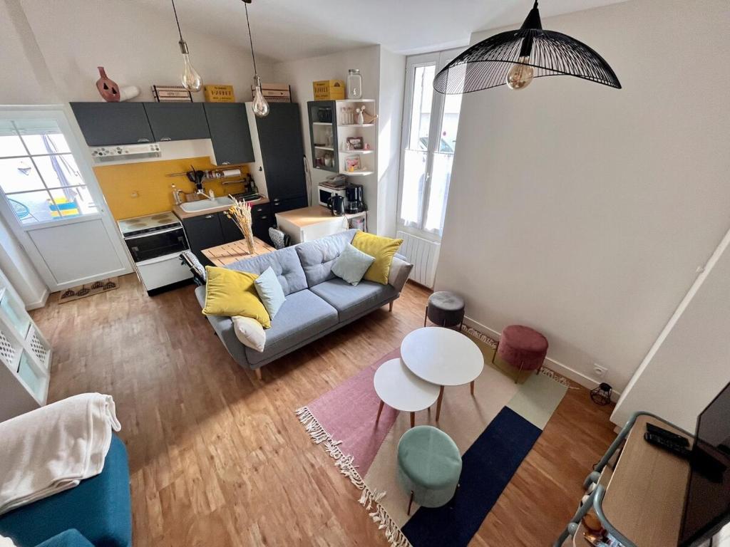 un salon avec un canapé et une table dans l'établissement Welcome Home, à La Rochelle