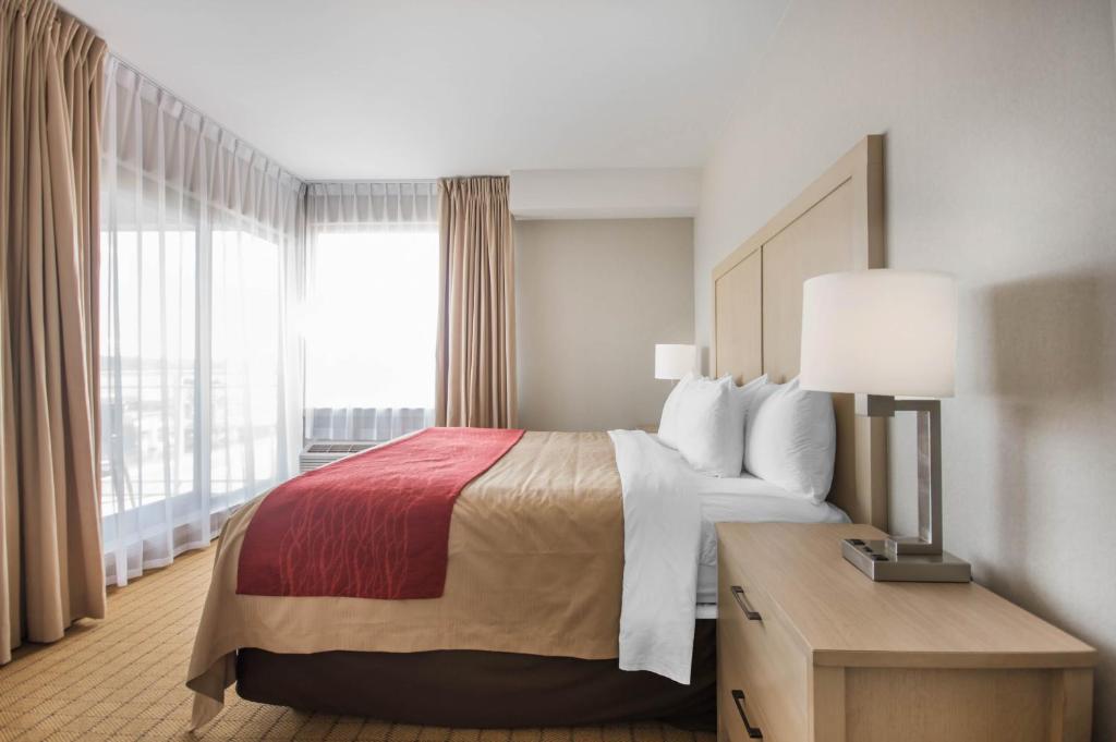Postel nebo postele na pokoji v ubytování Comfort Inn & Suites
