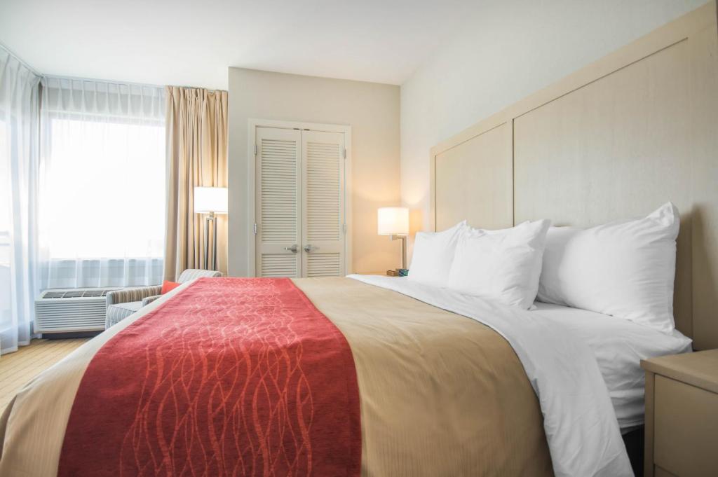 Postel nebo postele na pokoji v ubytování Comfort Inn & Suites