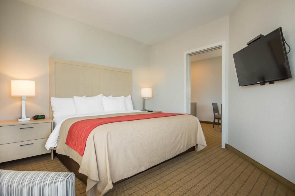 Postel nebo postele na pokoji v ubytování Comfort Inn & Suites
