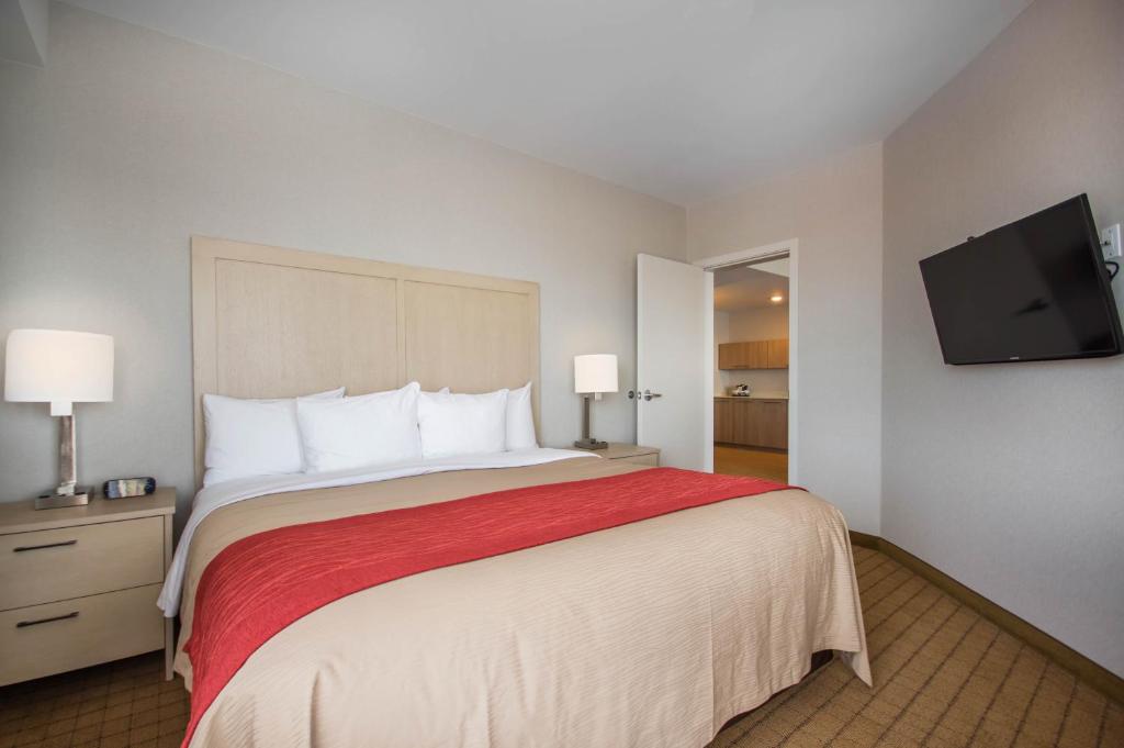 Postel nebo postele na pokoji v ubytování Comfort Inn & Suites