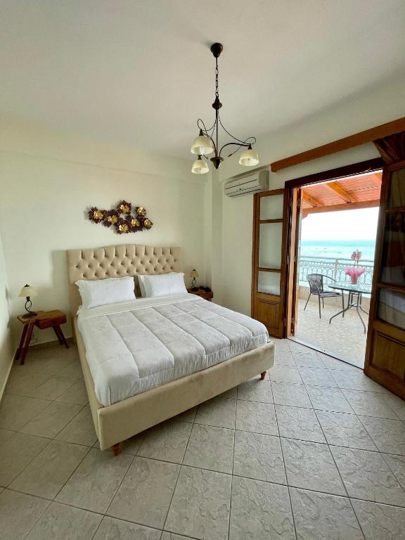 sypialnia z łóżkiem i widokiem na ocean w obiekcie Sofotel w Koroni