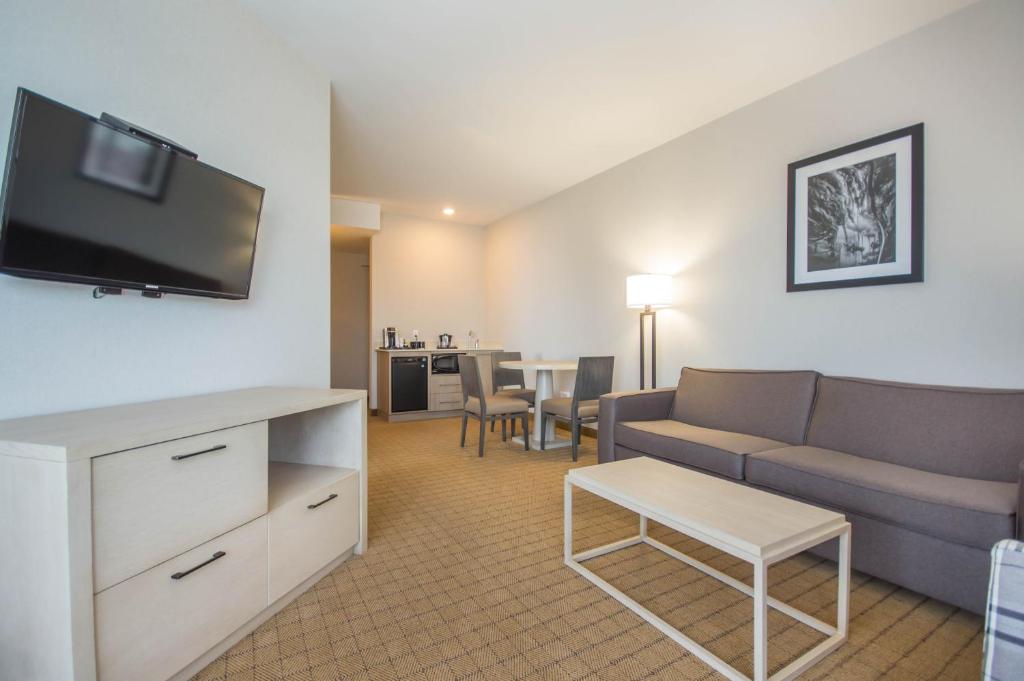 TV a/nebo společenská místnost v ubytování Comfort Inn & Suites