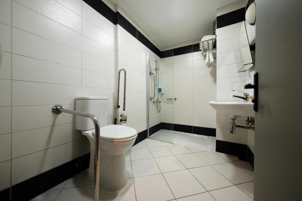 Koupelna v ubytování Polek Hotel