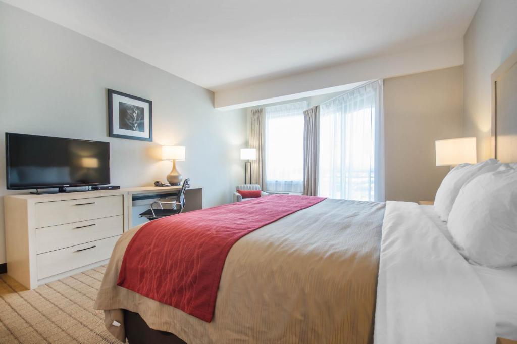 Postel nebo postele na pokoji v ubytování Comfort Inn & Suites