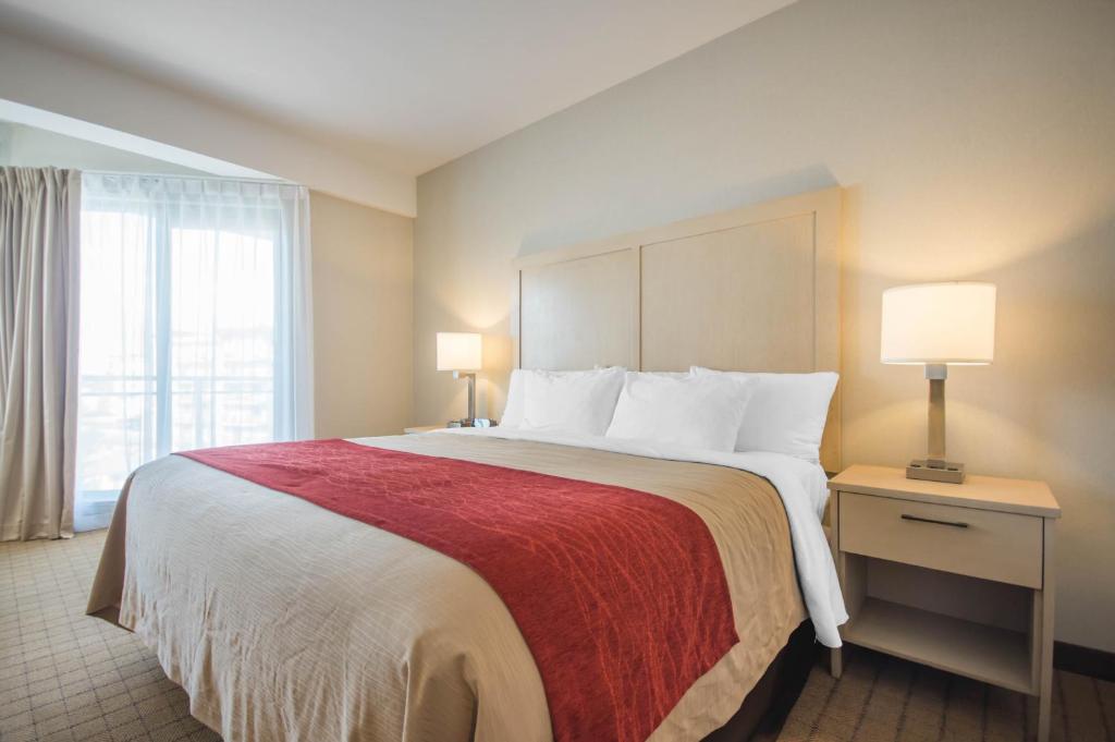 Postel nebo postele na pokoji v ubytování Comfort Inn & Suites