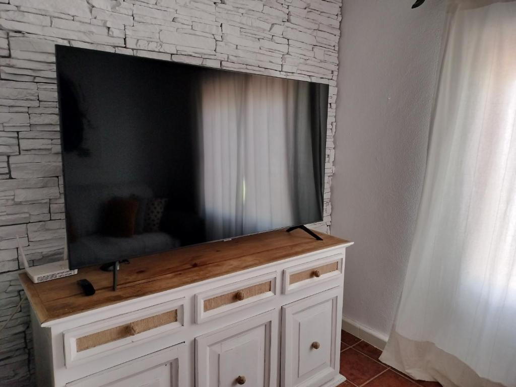 Televízia a/alebo spoločenská miestnosť v ubytovaní Villa andaluza relax y playa en entorno tranquilo
