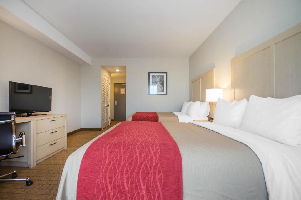 Postel nebo postele na pokoji v ubytování Comfort Inn & Suites