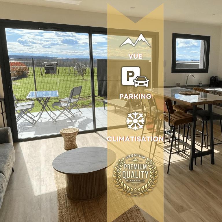Rivière-Saas-et-GourbyBelleVue - Jardin-Montagne-Calme的带沙发和桌子的客厅