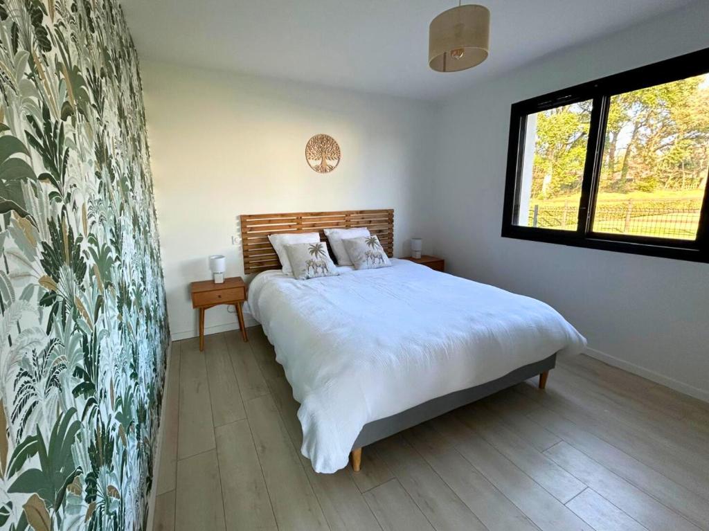 Rivière-Saas-et-GourbyBelleVue - Jardin-Montagne-Calme的一间带床和大窗户的卧室
