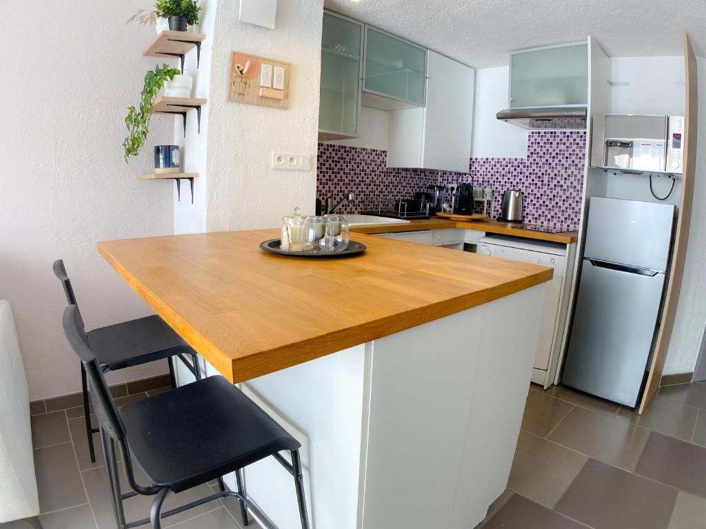 Kuchyň nebo kuchyňský kout v ubytování L'Ecrin Duplex Piscine Proche Plage Palavas