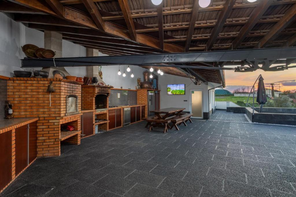 sala de estar con mesa y chimenea de ladrillo en Bandeira'S house, en Antuã