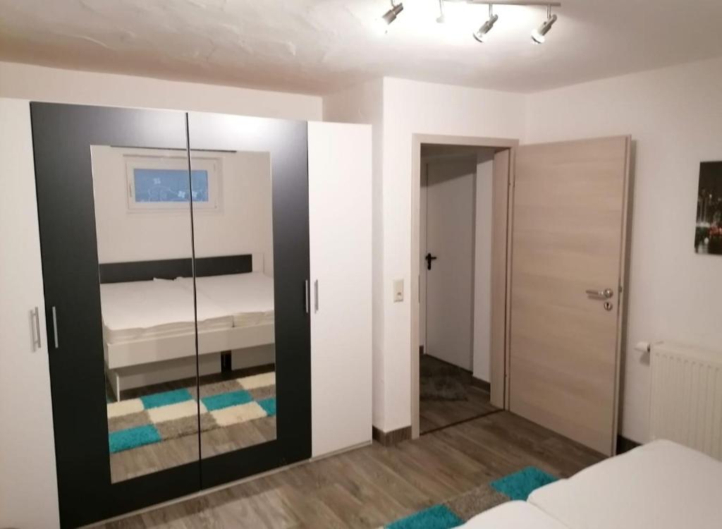 Postel nebo postele na pokoji v ubytování Ferienwohnung Aloysia am Saarlandradweg