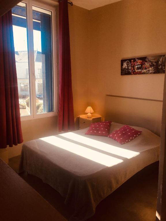 un lit dans une chambre avec une fenêtre dans l'établissement Le Lion d Or chb double wifi 1, à Écueillé