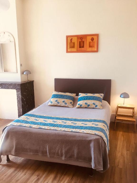 une chambre avec un lit avec deux oreillers dessus dans l'établissement Le Lion d'Or chb double wifi 4, à Écueillé