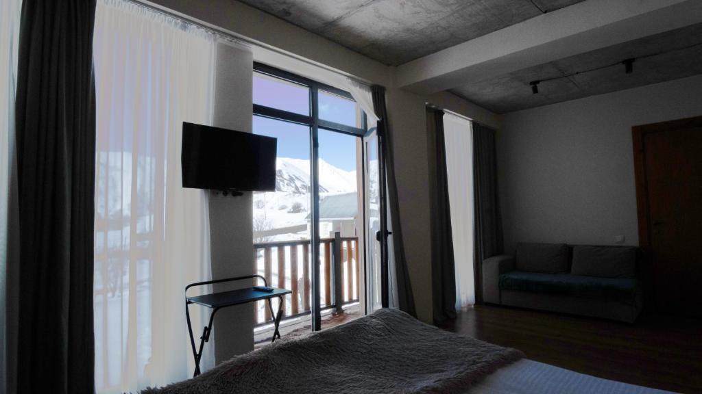 TV a/nebo společenská místnost v ubytování Chalet In Gudauri