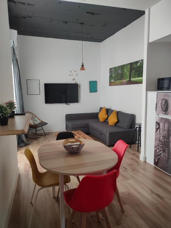 TV a/nebo společenská místnost v ubytování Sevilla deluxe suites