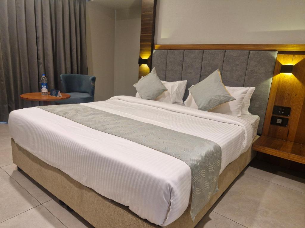 Postel nebo postele na pokoji v ubytování The Qubice Hotel, Kolhapur