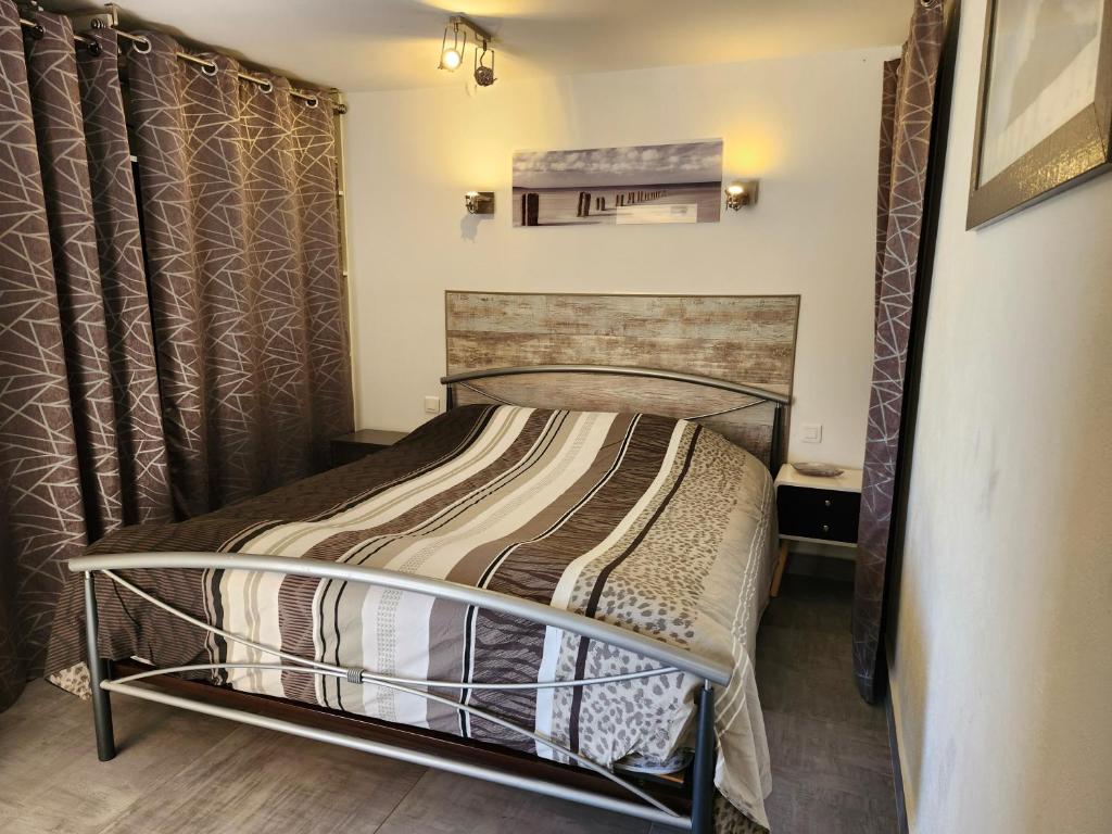 Ένα ή περισσότερα κρεβάτια σε δωμάτιο στο APPARTEMENT REZ DE JARDIN DANS VILLA VUE MER