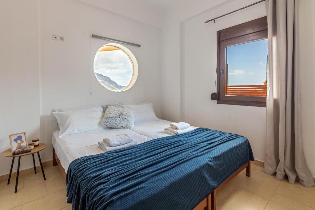 Katil atau katil-katil dalam bilik di Sea View Villa Emmanuela, By IdealStay Experience