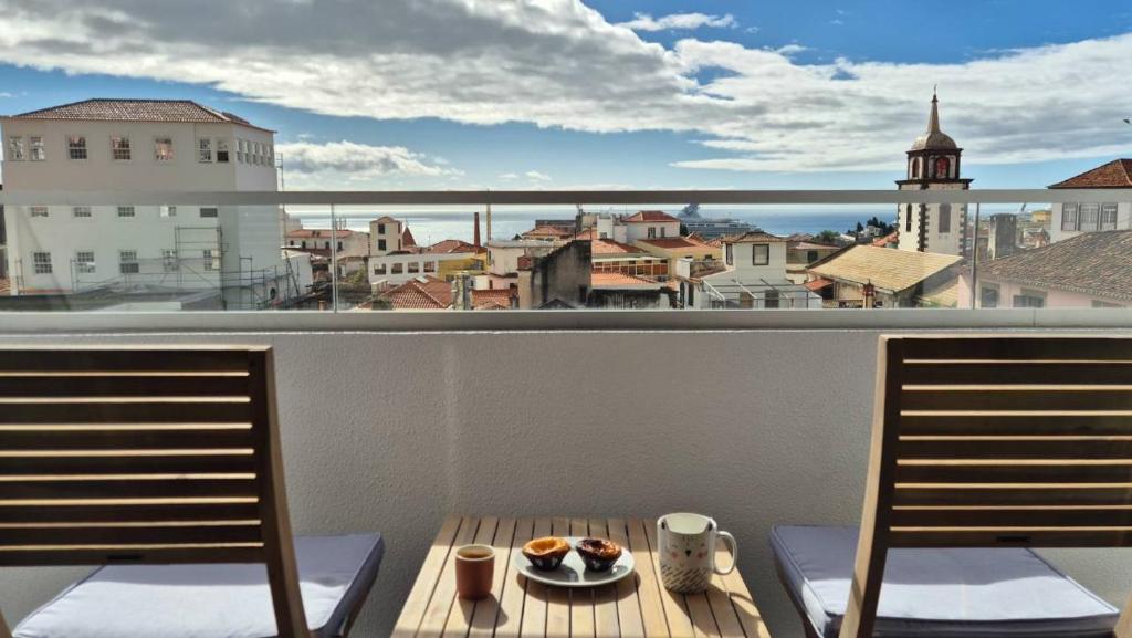 un plato de comida en una mesa en un balcón en GuestReady - Relax and Recharge in Funchal, en Funchal