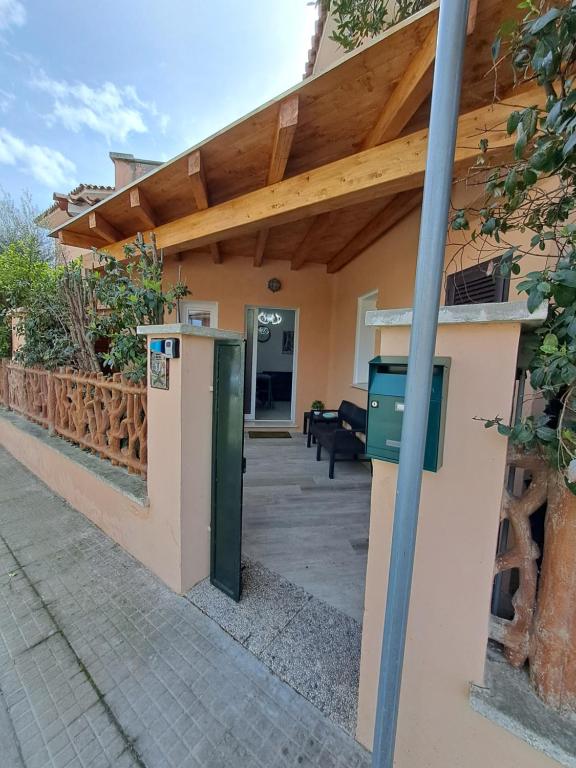 una casa con techo de madera en Maristella, en Olbia