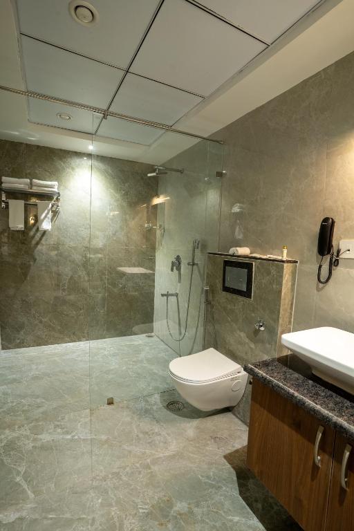 Koupelna v ubytování Royal Prime - A City Center Boutique Hotel In Jaipur